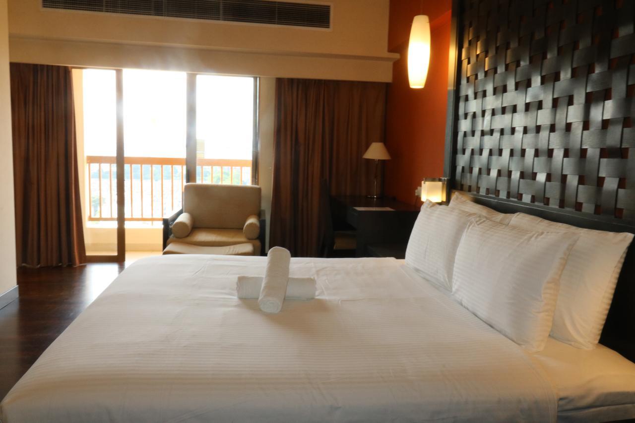 Millennium Suite At Pyramid Tower Petaling Jaya Bagian luar foto